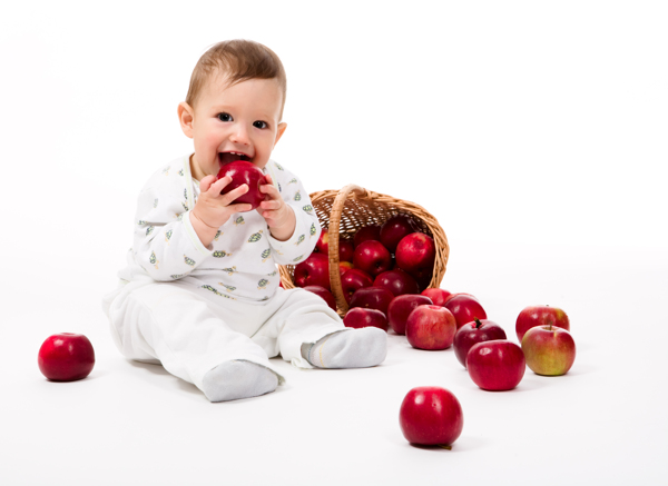 准备吃苹果的小孩图片