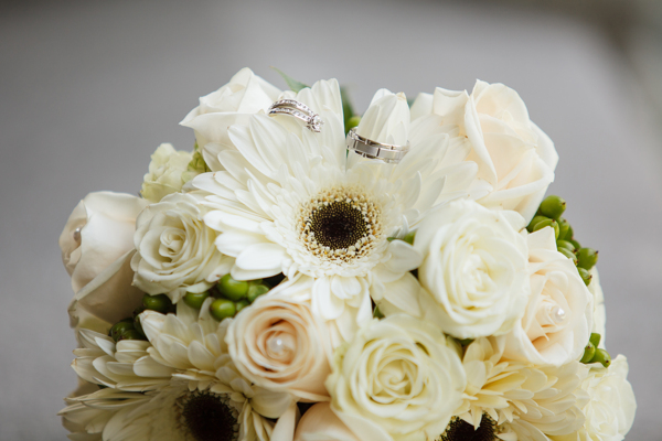 白色玫瑰上的结婚戒指图片