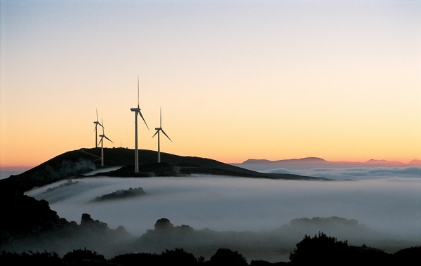 云雾缭绕中的风力发电机图片