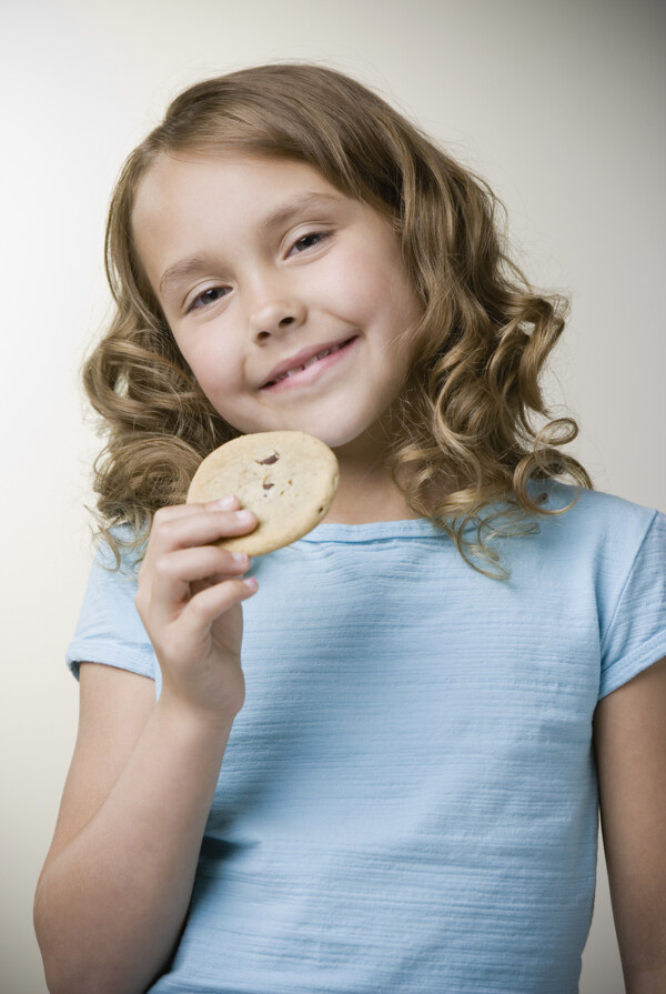 吃饼干的小女生图片