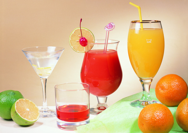 四杯果汁和水果图片