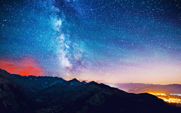 星空下的高山