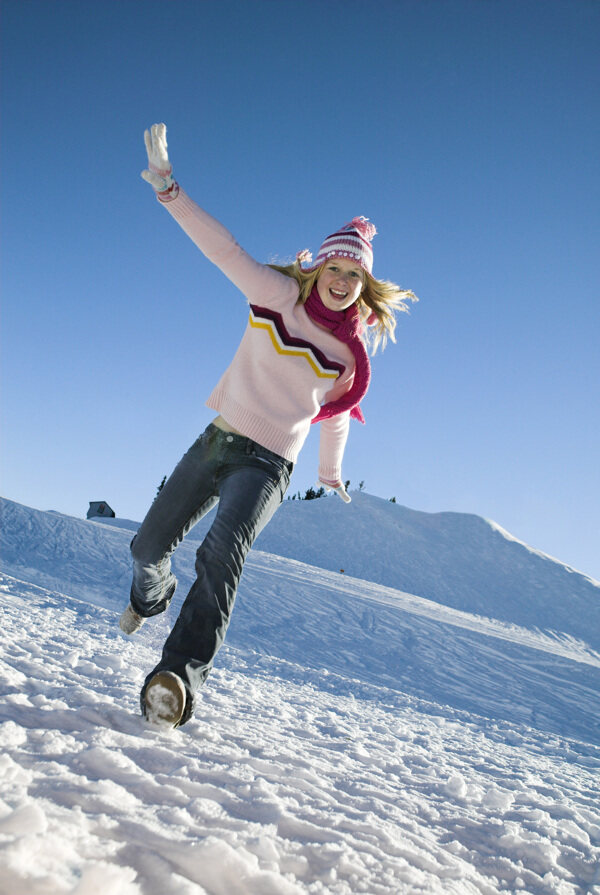 雪地上奔跑的女孩图片