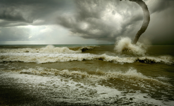 大海中的龙卷风图片