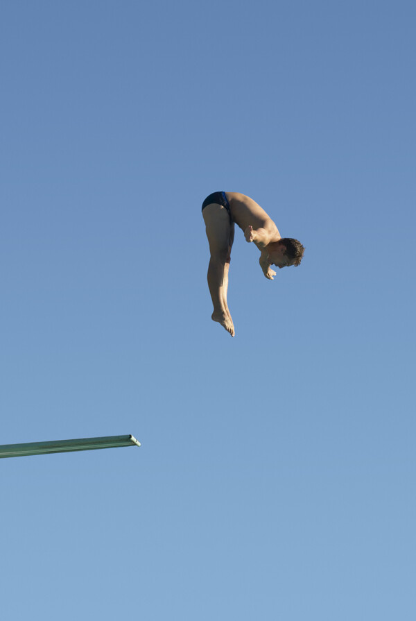 跳水运动员跳水瞬间摄影图片