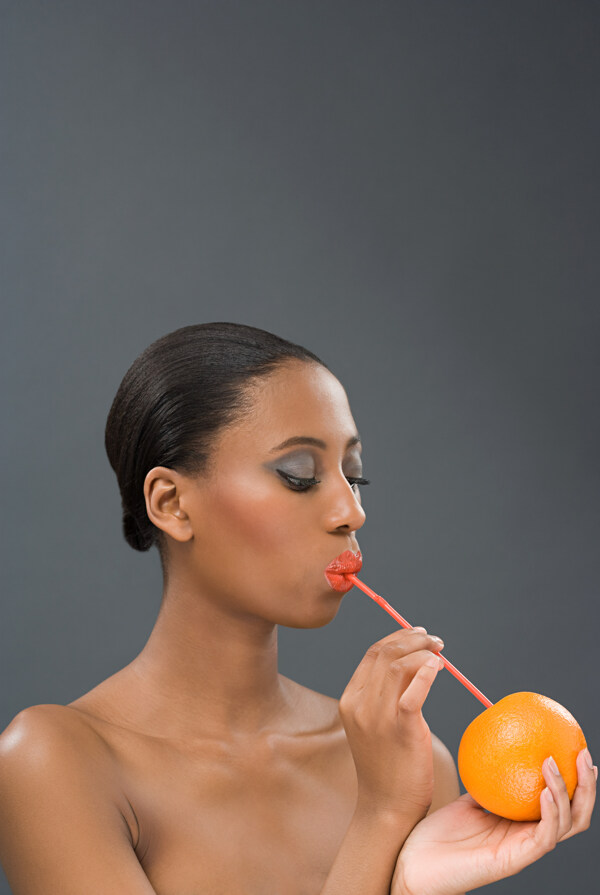 喝橙汁的黑人美女图片