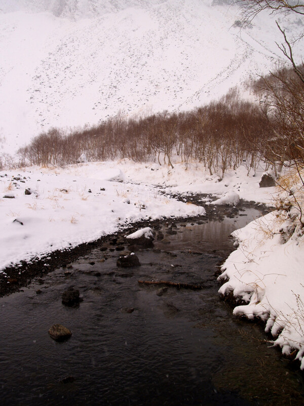 川流雪色图片