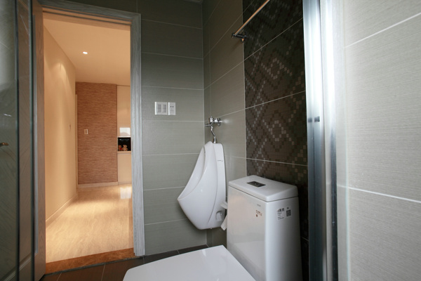 现代时尚浴室白色格子背景墙室内装修效果图