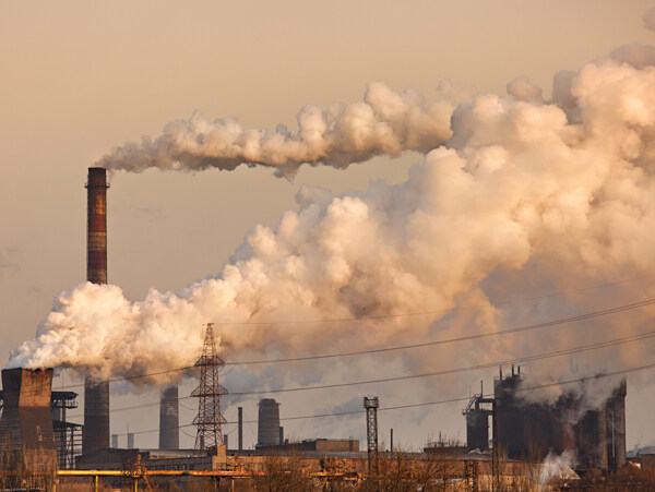 工厂排放的烟雾