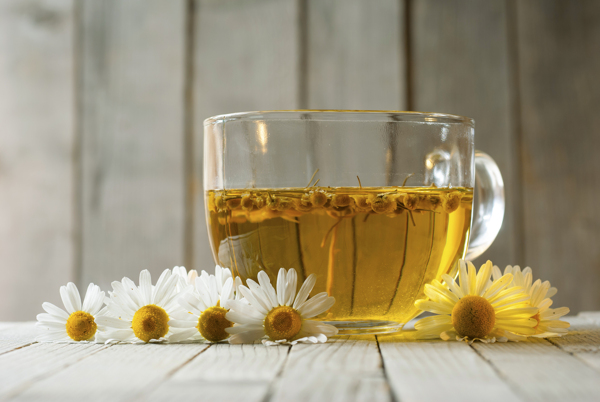 木板上的菊花与菊花茶图片
