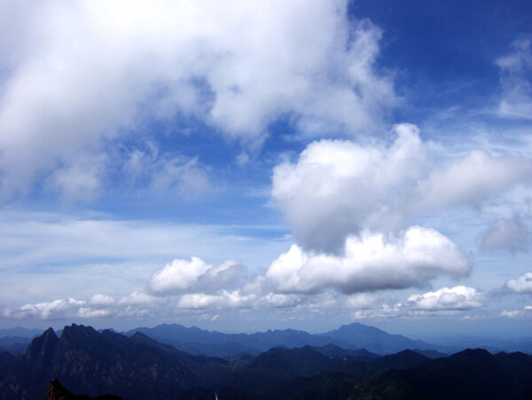 遠(yuǎn)山晴空圖片