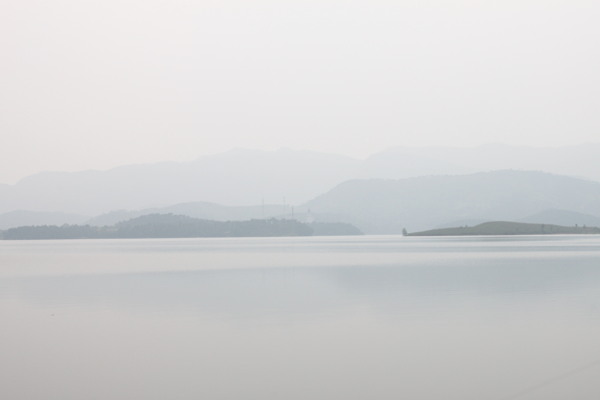 雾霾下的湖面图片