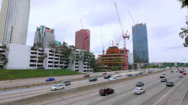 LA的高速公路和摩天大楼