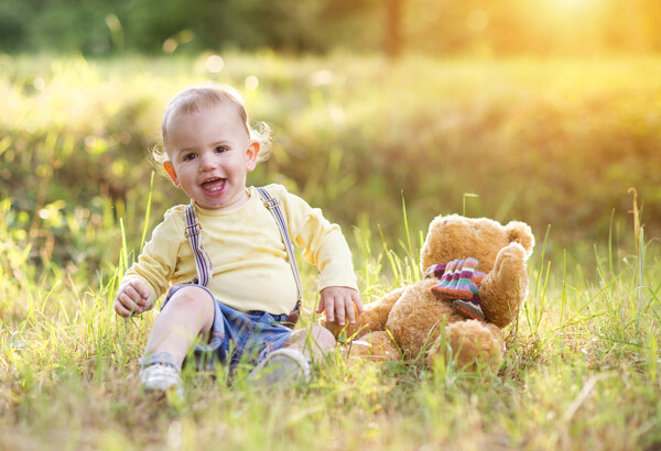 草地上的小熊和儿童图片