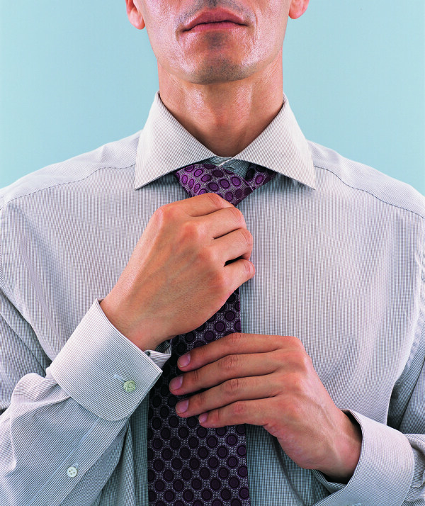 打领带的商务男性图片