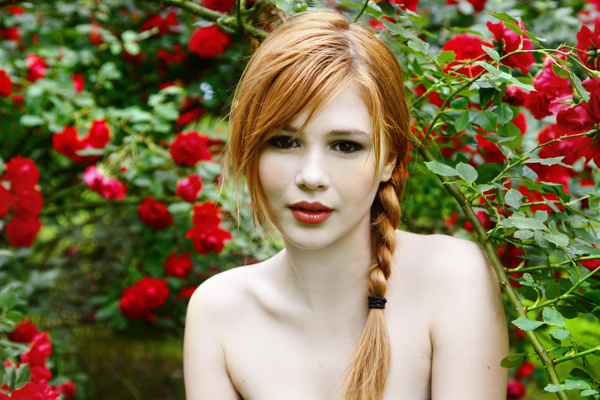 花丛中半裸的漂亮女生图片