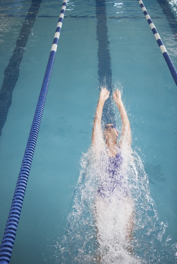 女性仰泳运动员高清图片