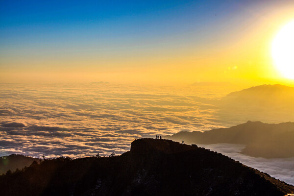 山顶日出和云海