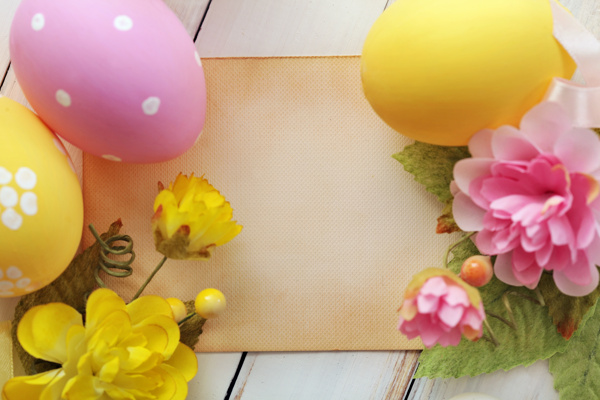 复活节彩蛋与鲜花纸张背景图片