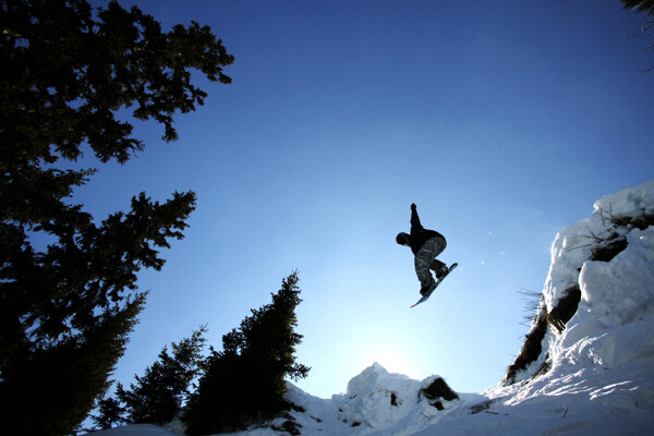 雪地腾飞滑雪男人图片