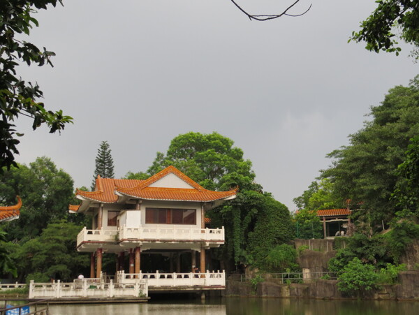水中的閣樓圖片