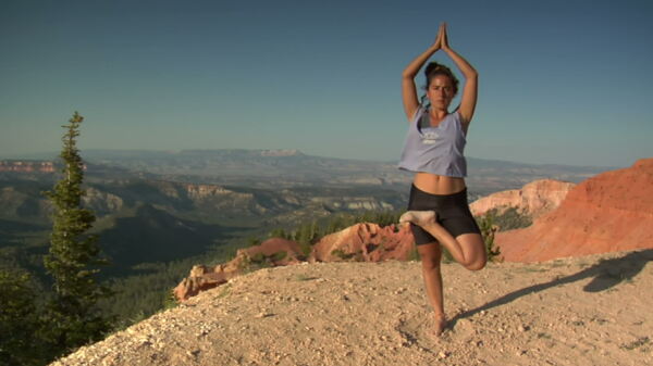 女人做瑜伽在布赖斯峡谷国家公园股票视频视频免费下载