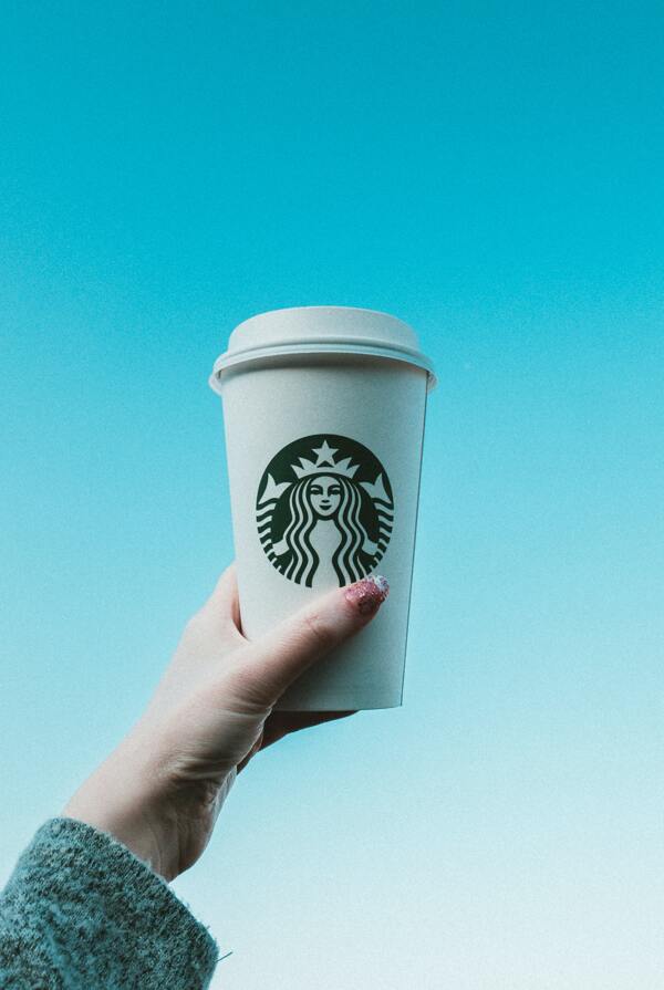 咖啡杯星巴克手持杯子自拍天空