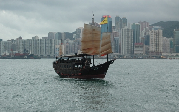香港风光之维多利亚湾上的帆船图片