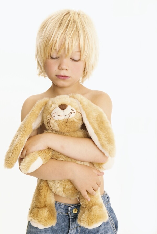 抱着玩具兔子的小男孩图片