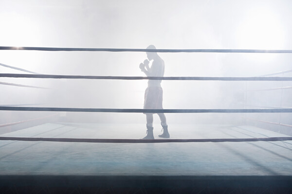 站在朦胧擂台上的拳击手图片图片