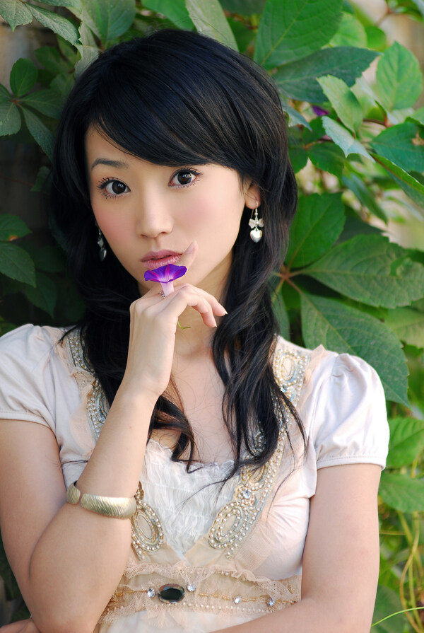 拿鮮花的美女圖片