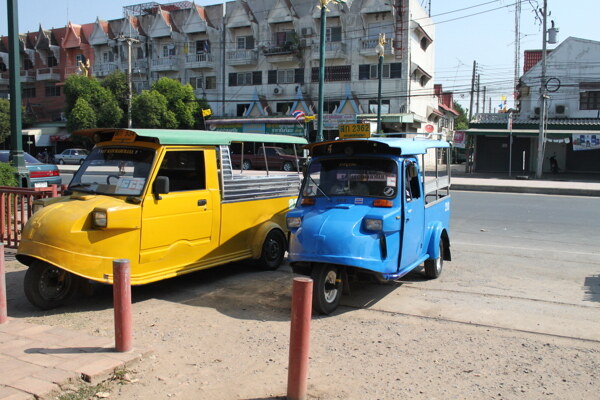 泰国大城街道上的交通工具