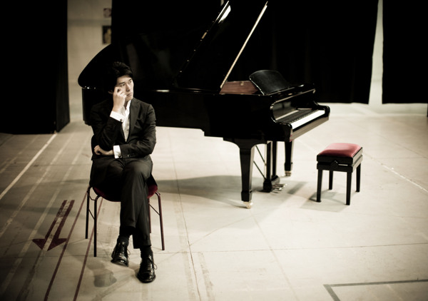 韩国钢琴师和钢琴图片