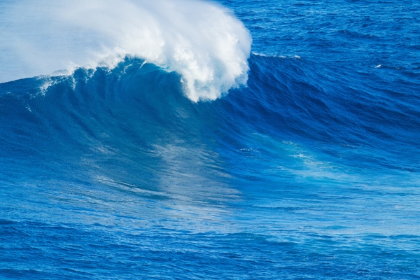 海上卷起的大浪图片
