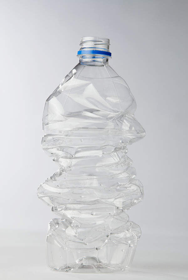 挤压的塑料瓶子特写图片