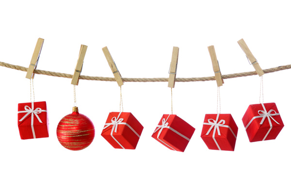 麻绳上吊着的圣诞球和礼盒图片