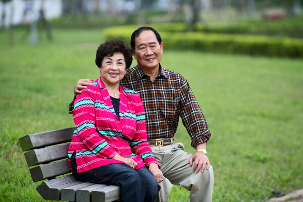 現(xiàn)代都市家庭幸福家庭一家三口野外渡假戶外生活美滿生活