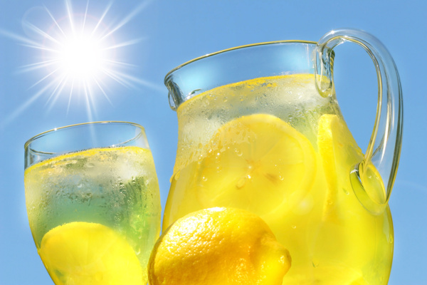阳光下的柠檬与柠檬茶图片