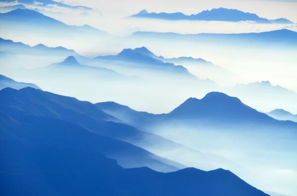 云海雾气中的连绵群山