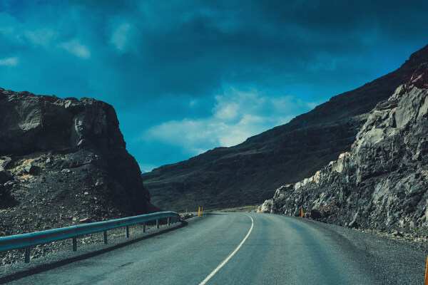 蓝天白云山石公路风景图片