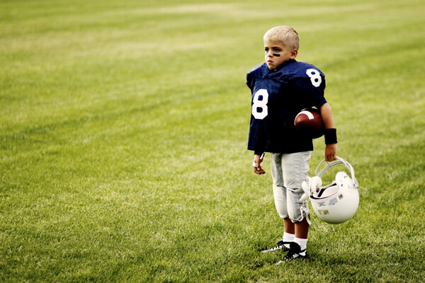 儿童橄榄球运动员图片
