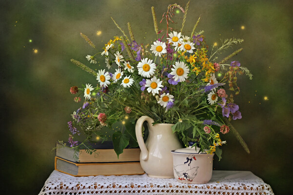 盛开的花朵花瓶和书本图片