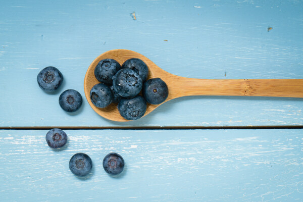 木勺里的蓝莓图片