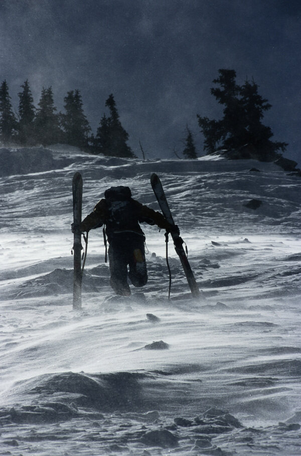 准备滑雪的人图片