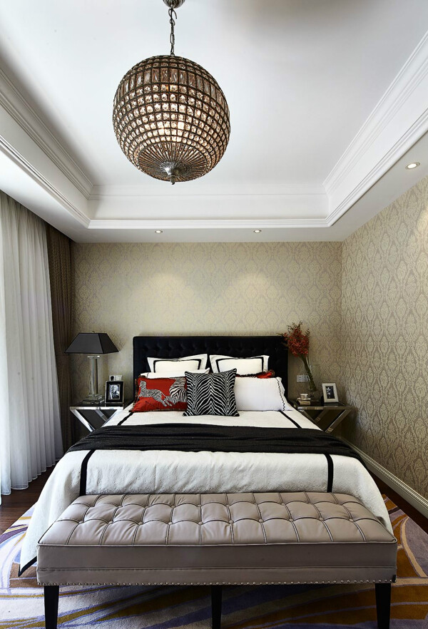 现代时尚卧室褐色镂空球状吊灯室内装修图