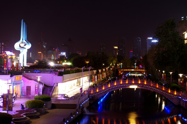 济南泉城广场夜景图片