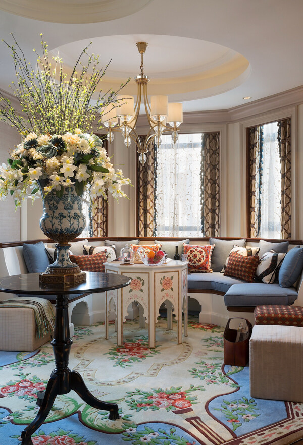 欧式奢华客厅蓝色花纹地毯室内装修效果图