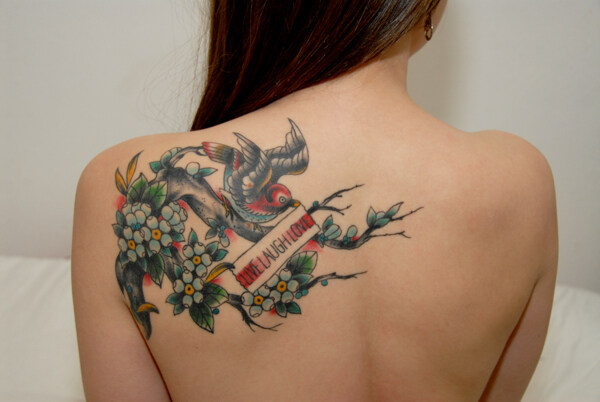 女人的背部背纹身的背部livelaughlove纹身图片