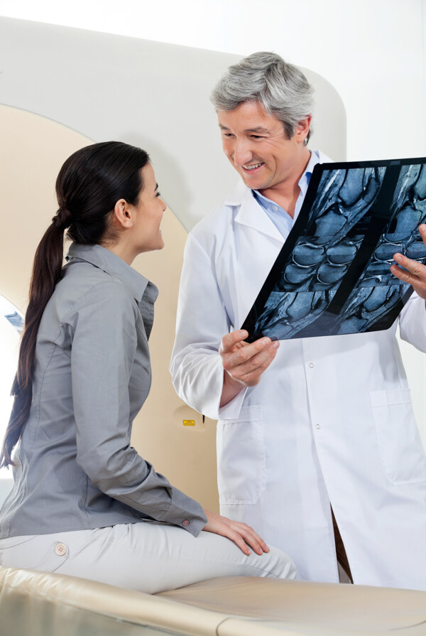 给女病人看X光片的医生图片