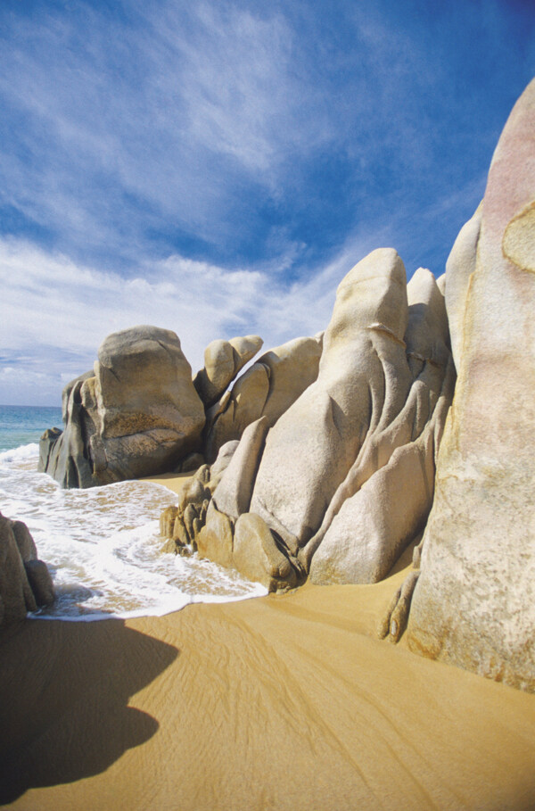 沙滩海水石头高清摄影图片